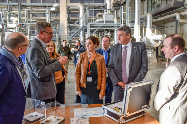 Flemish Prime Minister visits VITO’s LignoValue Pilot